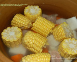 《輕鬆煮》清爽香甜的『玉米排骨湯』的食譜步驟2照片