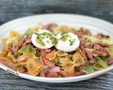 Foto del paso 4 de la receta: Farfalle tricolor con bacon, burrata y pesto de cacahuetes