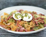 Foto del paso 4 de la receta: Farfalle tricolor con bacon, burrata y pesto de cacahuetes