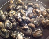Foto del passaggio 6 della ricetta Zuppa di pesce con fregola sarda, cavolo nero e datterini gialli