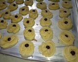 Foto langkah ke 2 dari resep Kue semprit 3bahan.