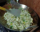 Foto langkah ke 5 dari resep Nasi Goreng Teri Cabe Ijo.