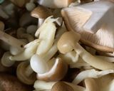 Hình bước làm 3 của món Nấm xào hành tây