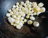 A picture of step 1 of Sweet Salty Makhana.