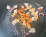 Foto del paso 2 de la receta: Papas Arrieras con Langostinos y Pulpo