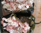 Foto del paso 3 de la receta: Chile poblano relleno de surimi🐙