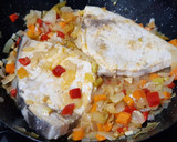 Foto del paso 3 de la receta: Emperador con verduras al vino