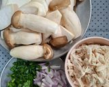 รูปขั้นตอนการทำที่ 1 ของ ลาบเห็ดย่างไก่ฉีก