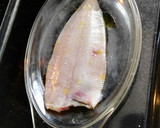 Foto del paso 5 de la receta: Lenguadina con costra de puerro y alcaparras