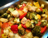 Foto del paso 3 de la receta: Verduras al horno con pechuga adobada