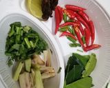 รูปขั้นตอนการทำที่ 1 ของ ต้มยำไก่น้ำใส​ สำหรับเด็กหอ