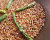 Foto del paso 12 de la receta: Arroz seco de pies de cerdo y gambas con espárragos