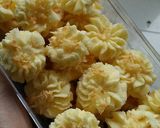 Foto langkah ke 5 dari resep Kue Semprit Susu Topping Keju.