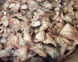 A picture of step 2 of Spicy shredded fish manado.