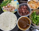 Hình bước làm 1 của món Cơm chiên kimchi bò xúc xích 🍳