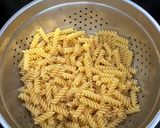 Foto langkah ke 3 dari resep Makaroni spiral pedas daun jeruk.