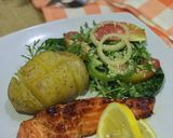 Foto langkah ke 5 dari resep Honey Garlic Salmon with Balsamic Salad.