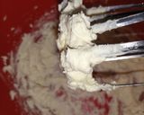 A picture of step 4 of Surprise Green Velvet Cupcakes.