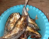Foto langkah ke 1 dari resep Tumis ikan Kering pedas.