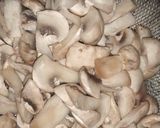 मशरूम मटर मसाला (Mushroom matar masala recipe in Hindi) रेसिपी चरण 1 फोटो
