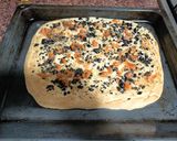 Foto del paso 5 de la receta: Focaccia de aceitunas negras y tomate