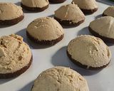Foto del paso 10 de la receta: Alfajores de maizena reversionados - Masa de cacao y relleno de bon o bon casero 🥜 🫶🏻