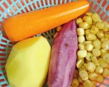 Hình bước làm 1 của món Canh sườn hạt sen rau củ