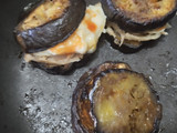 Bocaditos de berenjena🍆con queso🥯tomate y pollo🍅🍗🧀