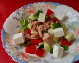 Foto del paso 2 de la receta: Ensalada de garbanzos con atún y queso feta aliñados a la soja