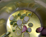Foto del paso 1 de la receta: Alcachofas estofadas con jamón y vino blanco