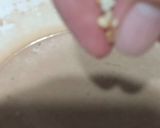 Foto langkah ke 4 dari resep Kembang Goyang Cokelat Mete.