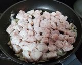 Foto del passaggio 2 della ricetta Pollo alla curcuma