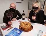 Foto del passaggio 7 della ricetta Ciambellone di mele con crumble di noci😋