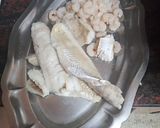 Foto del paso 1 de la receta: Empanadillas de merluza, gambas, palitos de cangrejo y huevo duro al horno con ensalada