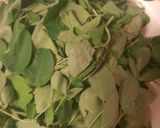 Foto langkah ke 1 dari resep Sayur Bening Daun Kelor.