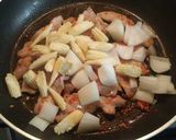 รูปขั้นตอนการทำที่ 2 ของ หมูผัดน้ำพริกเผา