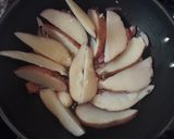 Foto del paso 4 de la receta: Papas salteadas en gajos con habas