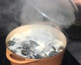 A picture of step 4 of Moules Marinières with Cream.