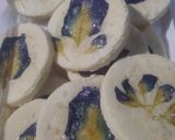 Foto langkah ke 4 dari resep Kukis maizena bunga telang.