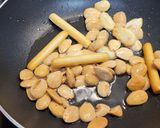 Foto del paso 7 de la receta: Muslitos de pollo con patatas y salsa de almendras