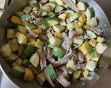 Foto del paso 3 de la receta: Bisteces de puerco con calabacitas, fácil y rápida