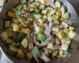 Foto del paso 3 de la receta: Bisteces de puerco con calabacitas, fácil y rápida