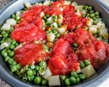 Foto del paso 3 de la receta: HUEVOS A La Flamenca sin Chorizo ni Jamón Serrano...!🍳❤️💛💚