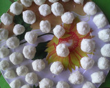 Foto del paso 2 de la receta: Bombones de coco con 3 ingredientes y 3 pasos