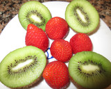 Foto del paso 1 de la receta: Jugo isotónico de fresa, kiwi y semilla de chía enriquecido con Agua de Mar