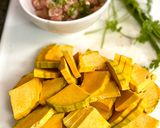 Hình bước làm 1 của món Thịt Gà Xào Bí Đỏ