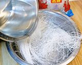 Foto langkah ke 5 dari resep Pad Thai (Bihun Goreng Thailand) versi lokal.