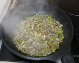 Foto del paso 7 de la receta: Calamares rellenos de setas, jamón y espárragos trigueros, en salsa de verduras, con chips de patata