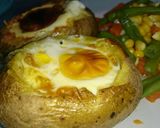 Foto langkah ke 3 dari resep Baked potato with egg and cheese.