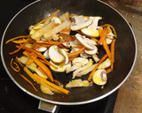 Foto del paso 2 de la receta: Salteado de zanahorias y setas